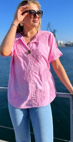 Kaylee bluse med blomsterbroderi pink LikeLondon