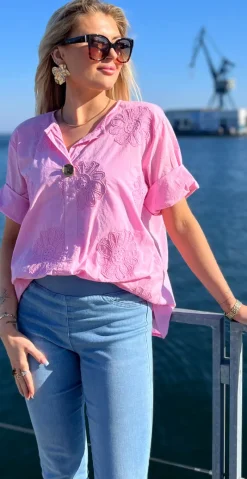 Kaylee bluse med blomsterbroderi pink LikeLondon