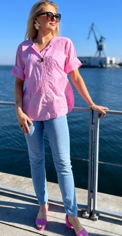 Kaylee bluse med blomsterbroderi pink LikeLondon
