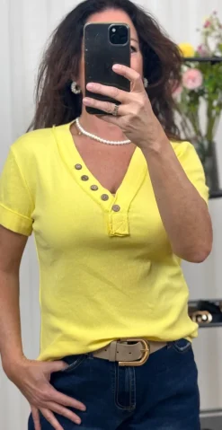 Kiki bluse med v-hals og pynteknapper gul LikeLondon