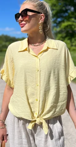 Kylie bluse med bindebånd gul LikeLondon