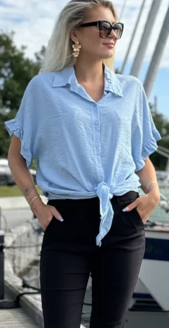 Kylie bluse med bindebånd sky LikeLondon