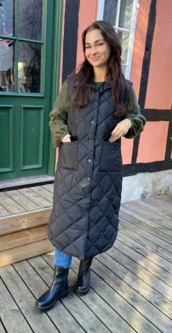 Lang quiltet vest sort