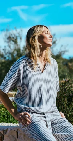 Lavisco hørbluse med v-hals offwhite w. navy