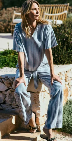 Lavisco hørbluse med v-hals offwhite w. navy