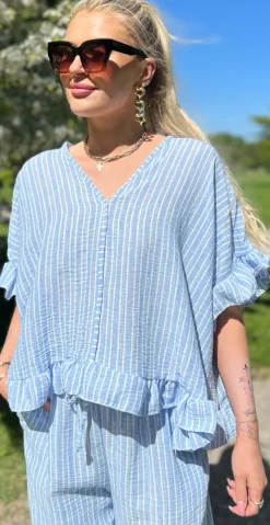 Leonora bluse med striber og bindebånd på ryggen lysblå LikeLondon