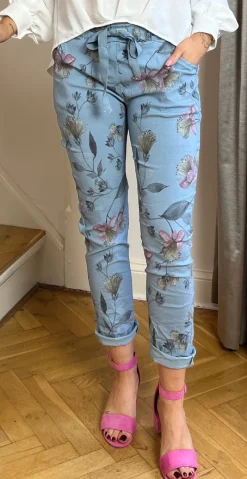 Leslie bukser med blomstermønster lysblå LikeLondon