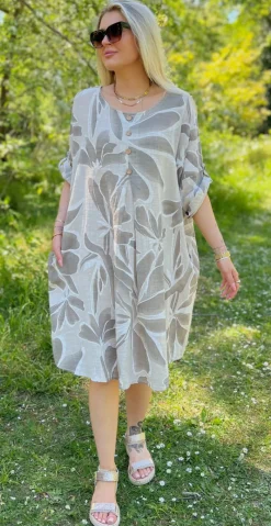 Lian kjole med print, træknapper og lommer beige LikeLondon