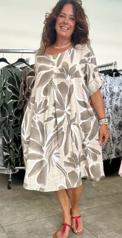 Lian kjole med print, træknapper og lommer beige LikeLondon