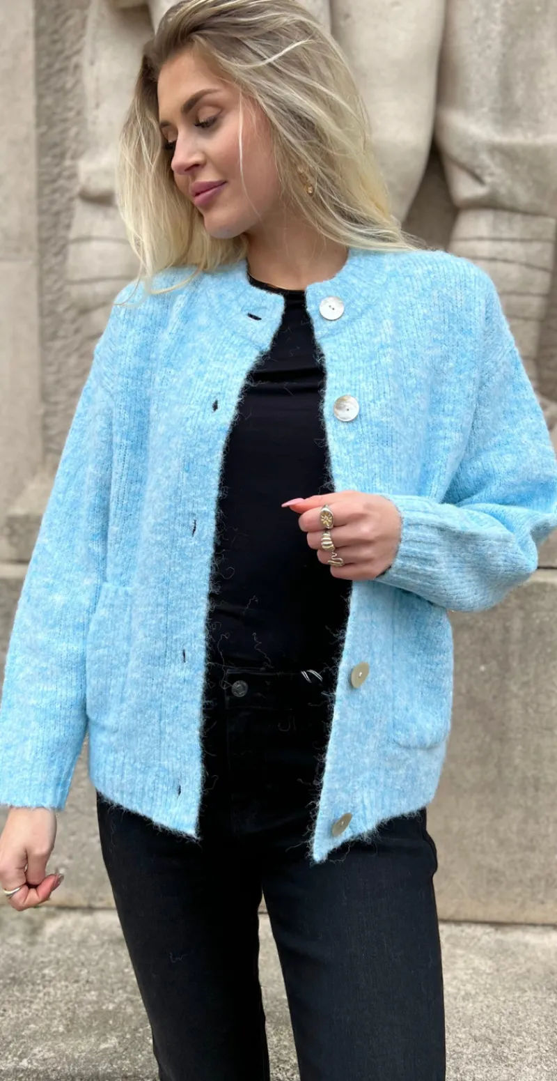 Louisa cardigan med perlemorsknapper lysblå