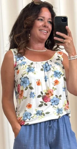 Lulu top med blomsterprint hvid LikeLondon