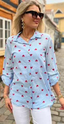 Lynett skjortebluse med hjerter sky LikeLondon