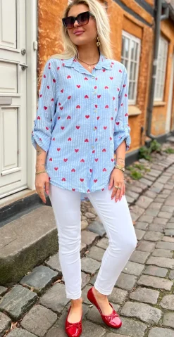 Lynett skjortebluse med hjerter sky LikeLondon