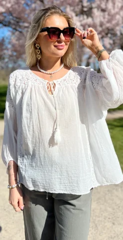 Macha bluse med blonde- og pailletmønster hvid LikeLondon