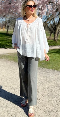 Macha bluse med blonde- og pailletmønster hvid LikeLondon