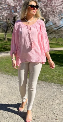 Macha bluse med blonde- og pailletmønster rosa LikeLondon