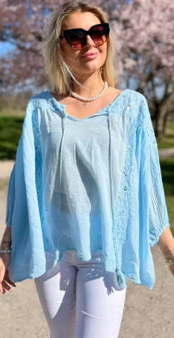 Macha bluse med blonde- og pailletmønster lysblå LikeLondon