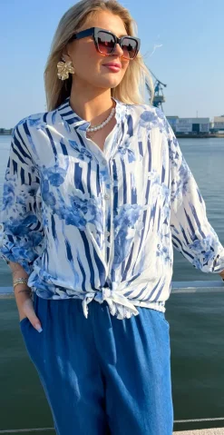 Magda skjortebluse med striber og blomstermønster hvid/blå LikeLondon