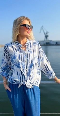 Magda skjortebluse med striber og blomstermønster hvid/blå LikeLondon