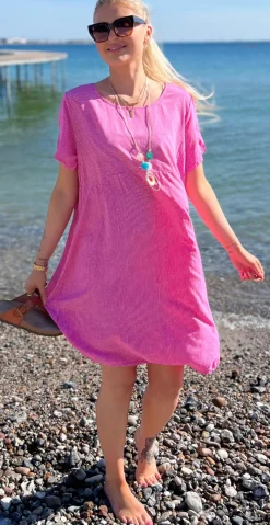 Majse kjole med lodret og vandret strib pink LikeLondon