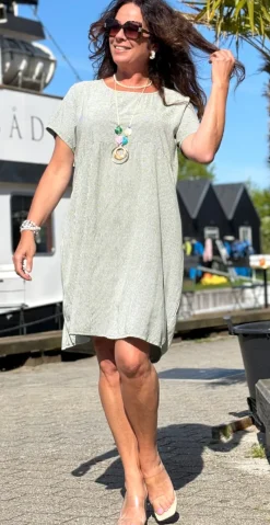 Majse kjole med lodret og vandret strib khaki LikeLondon