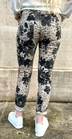 Mara bukser med blomster og leopard print taupe LikeLondon