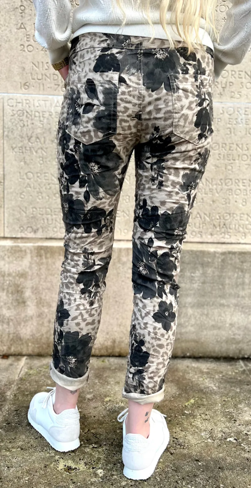 Mara bukser med blomster og leopard print taupe LikeLondon