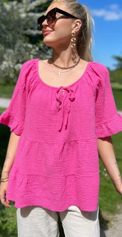 Marilyn bluse med bred halsudskæring og bindebånd fuchsia LikeLondon
