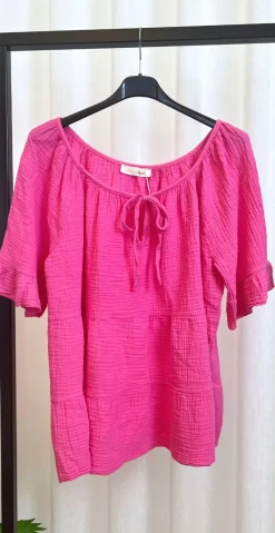 Marilyn bluse med bred halsudskæring og bindebånd fuchsia LikeLondon