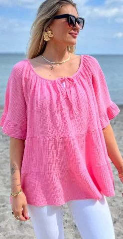 Marilyn bluse med bred halsudskæring og bindebånd pink LikeLondon
