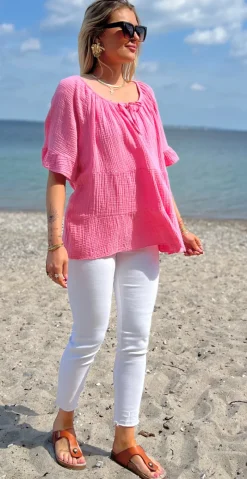 Marilyn bluse med bred halsudskæring og bindebånd pink LikeLondon