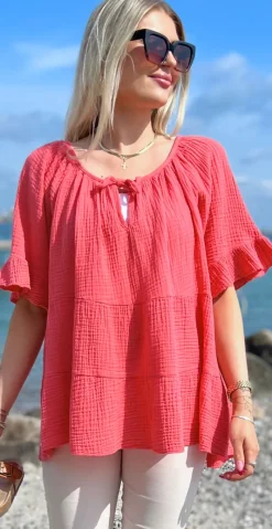 Marilyn bluse med bred halsudskæring og bindebånd koral LikeLondon
