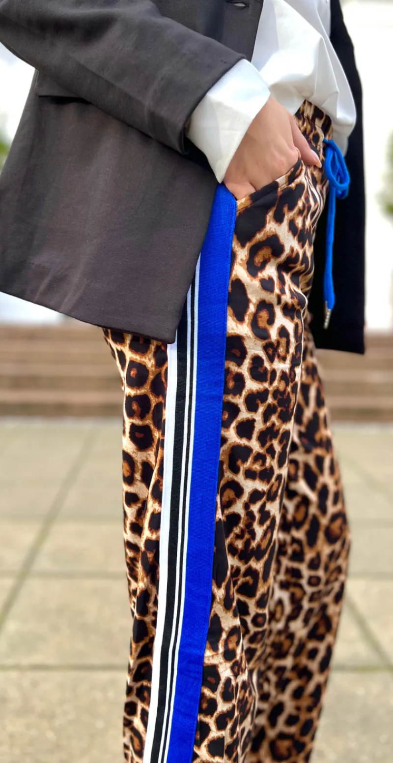 Marina bukser med leoprint og stribe langs siden blå LikeLondon