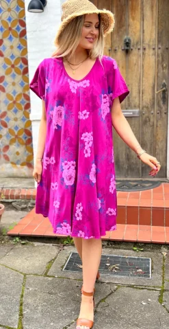 Maureen kjole med vidde og blomsterprint fuchsia LikeLondon