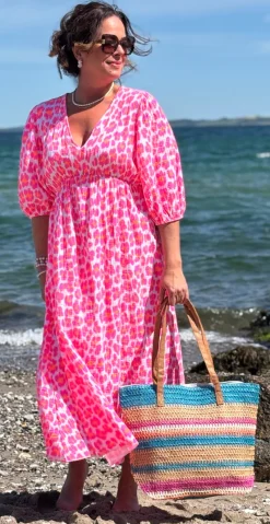 Maya kjole med v-hals og leopardprint pink LikeLondon