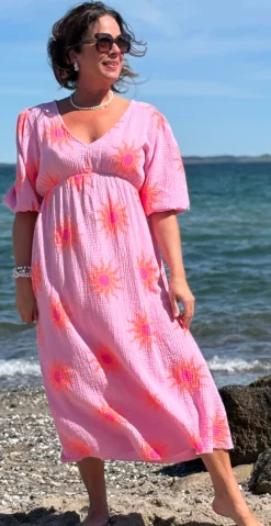 Maya kjole med v-hals og sole rosa LikeLondon