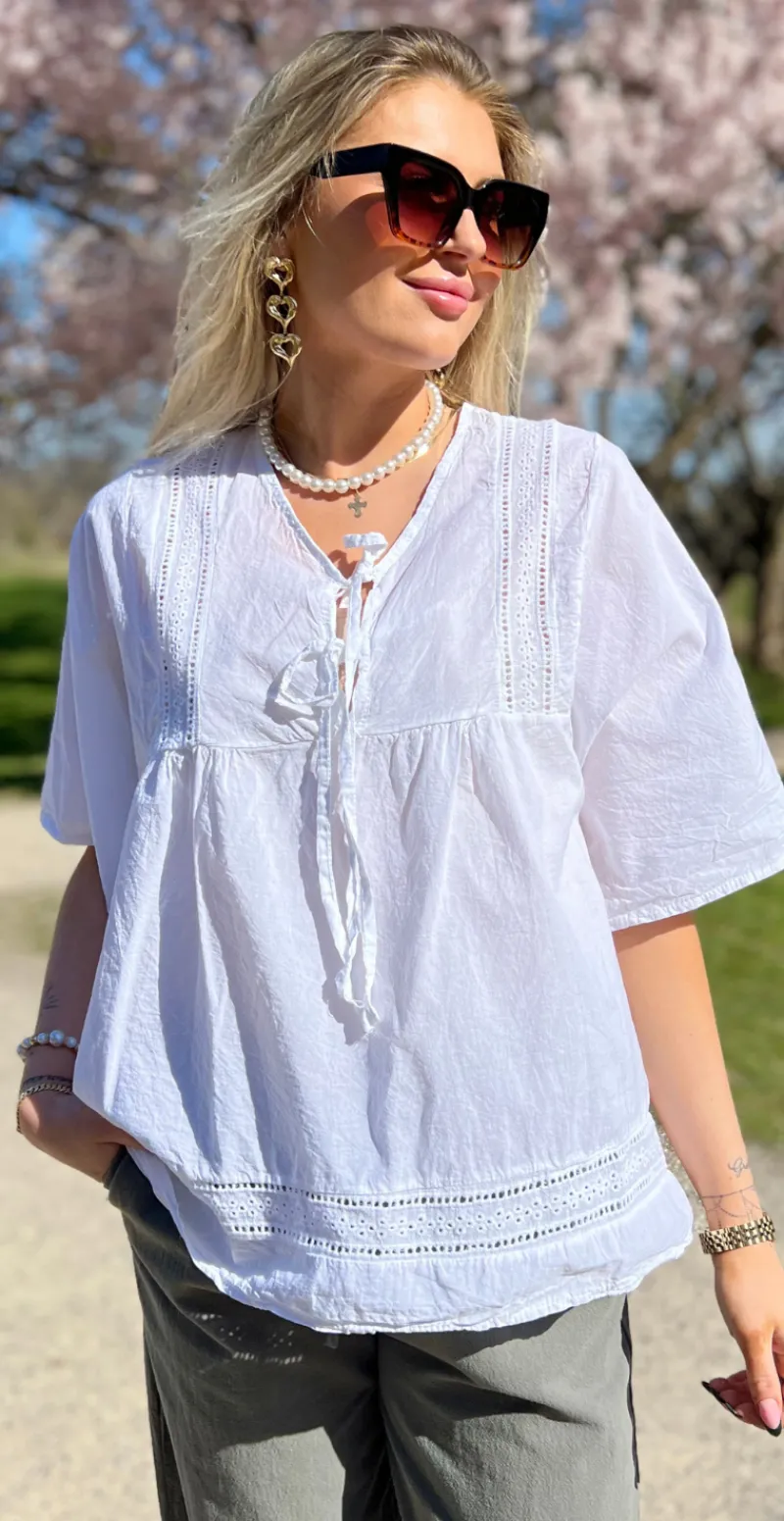 Mindy bluse med broderede detaljer og bindebånd hvid LikeLondon