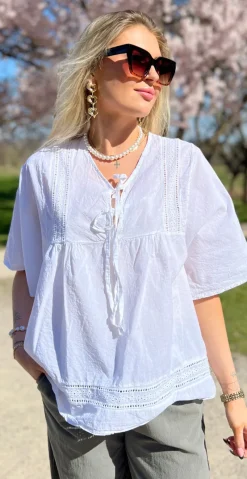 Mindy bluse med broderede detaljer og bindebånd hvid LikeLondon