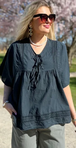 Mindy bluse med broderede detaljer og bindebånd sort LikeLondon