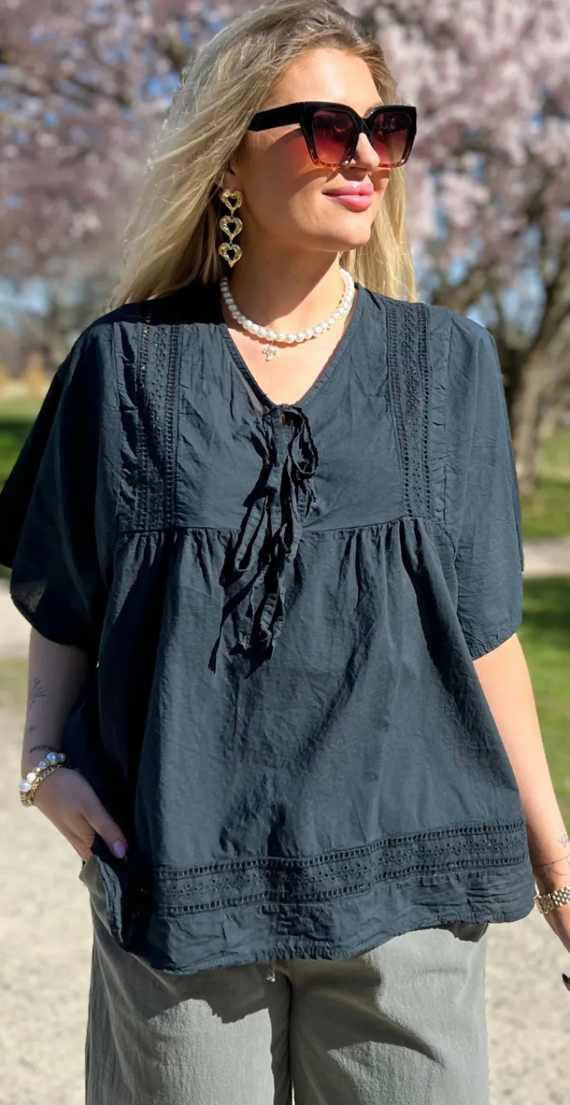 Mindy bluse med broderede detaljer og bindebånd sort LikeLondon