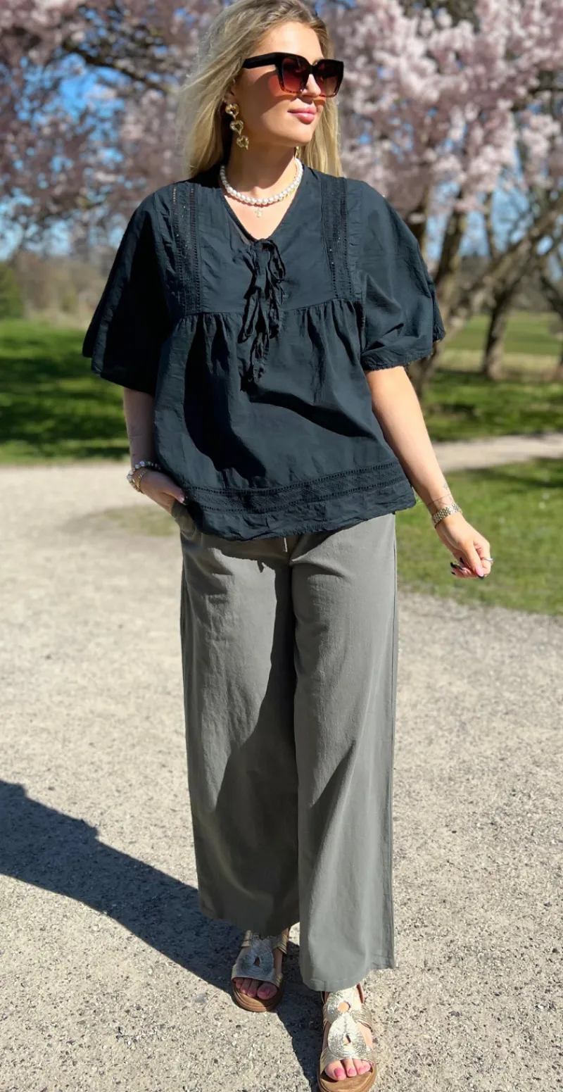 Mindy bluse med broderede detaljer og bindebånd sort LikeLondon
