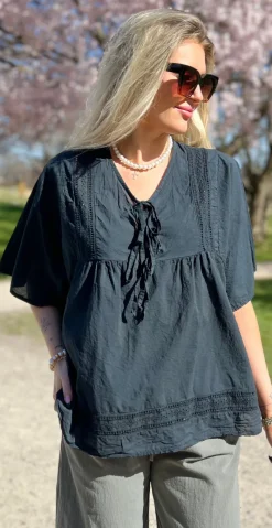 Mindy bluse med broderede detaljer og bindebånd sort LikeLondon