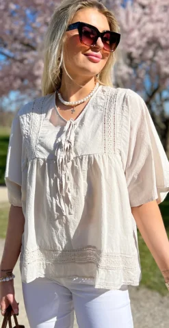 Mindy bluse med broderede detaljer og bindebånd beige LikeLondon