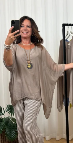 Miranda silke bluse i to lag med flagermuseærmer taupe LikeLondon
