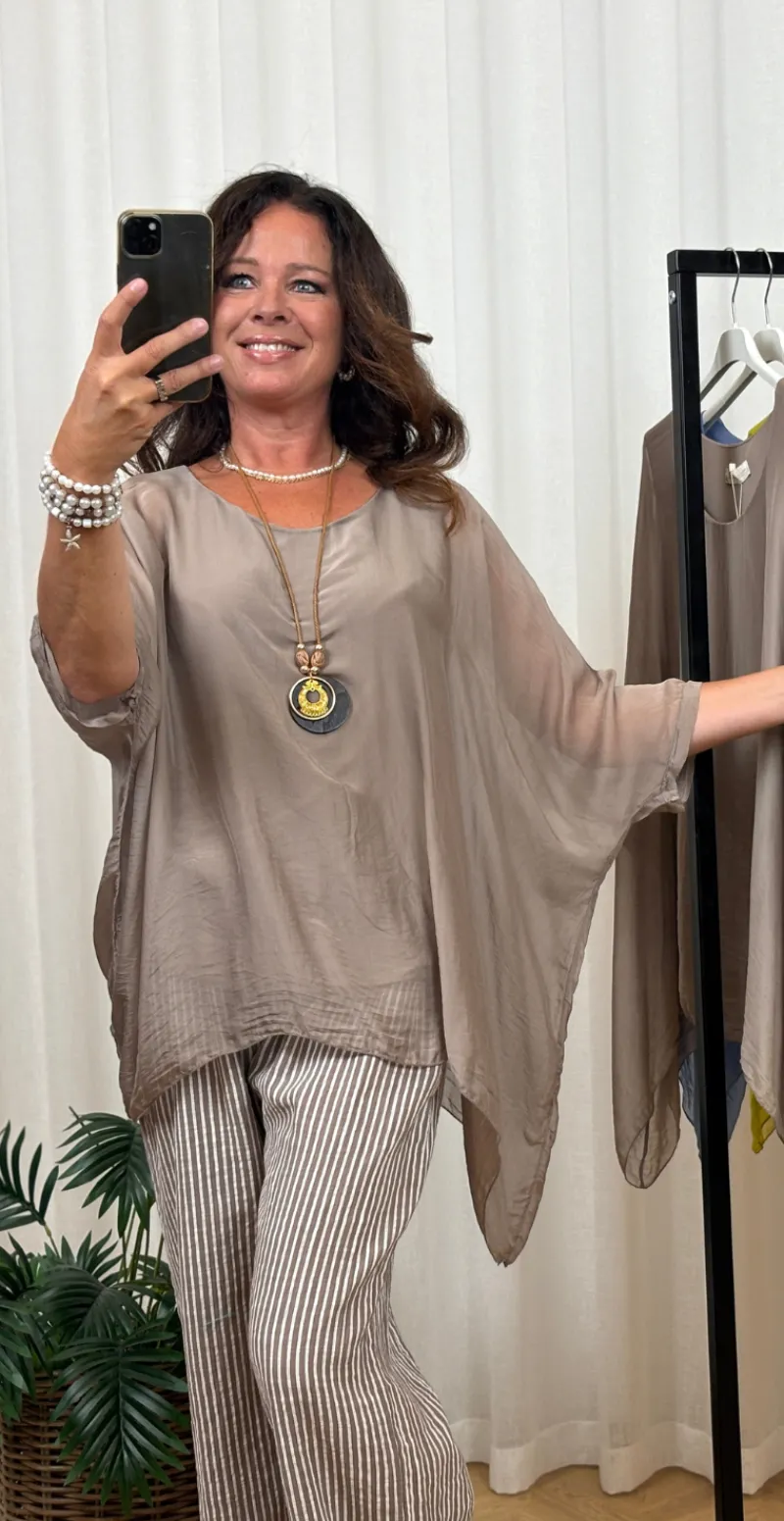Miranda silke bluse i to lag med flagermuseærmer taupe LikeLondon
