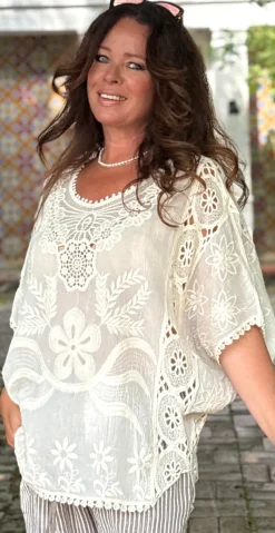 Myrna bluse med blondemotiv beige LikeLondon