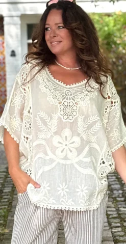 Myrna bluse med blondemotiv beige LikeLondon