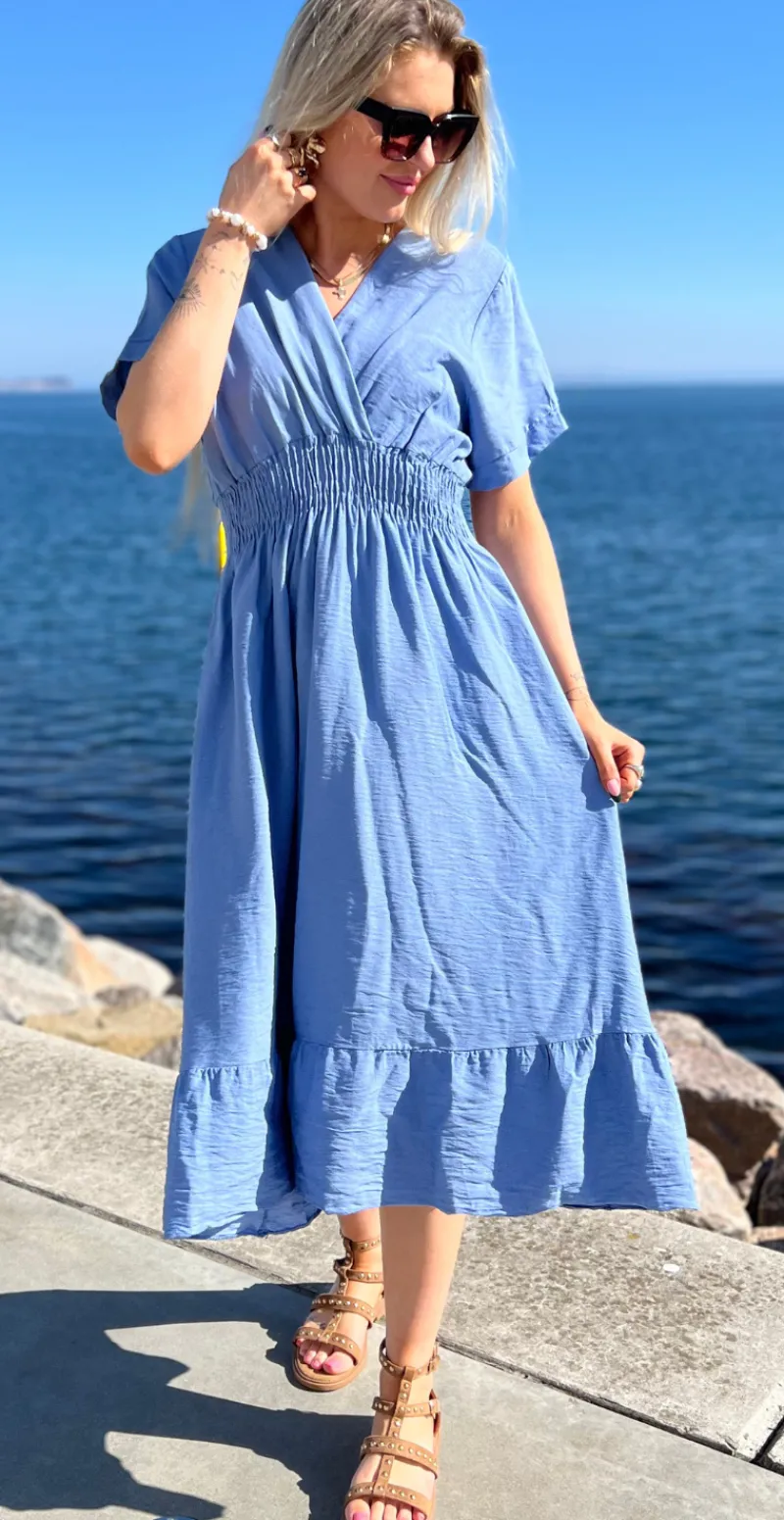 Nadia kjole med elastik i taljen og slå-om effekt denim LikeLondon