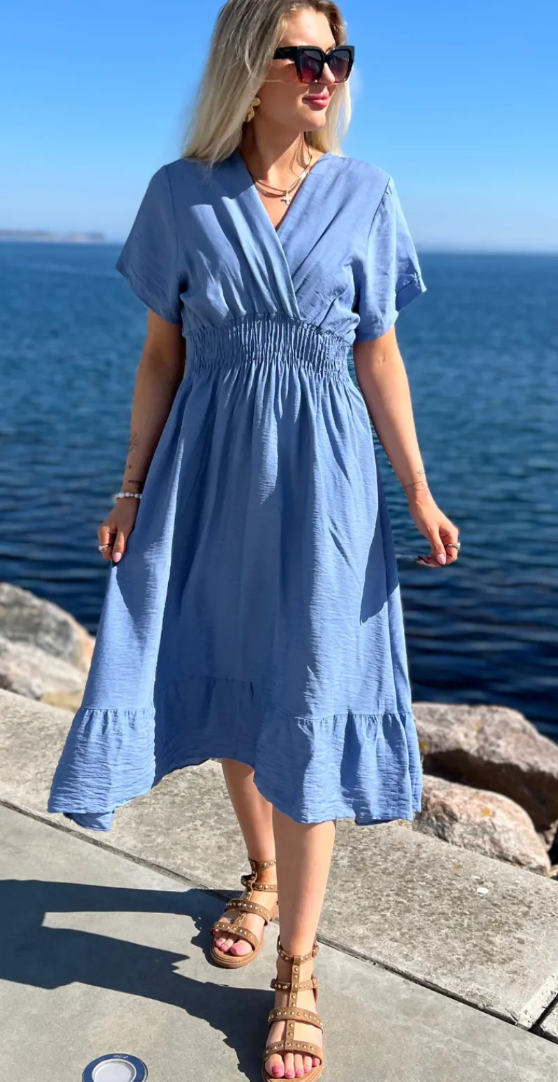 Nadia kjole med elastik i taljen og slå-om effekt denim LikeLondon