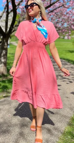 Nadia kjole med elastik i taljen og slå-om effekt koral LikeLondon